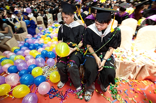 淡水校園舉行99學年度畢業典禮。