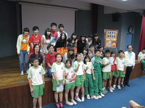 服務學習課程與社區相結合，宣導「交通安全」與「校園安全」。