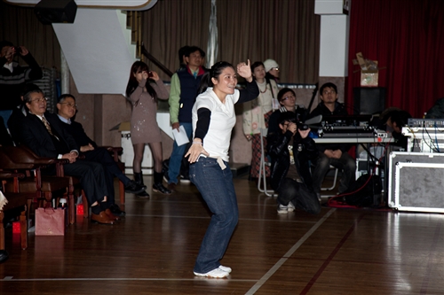 High到最高點：本校99年度歲末聯歡會在淡水校園熱鬧登場。