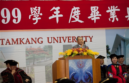 淡水校園舉行99學年度畢業典禮。