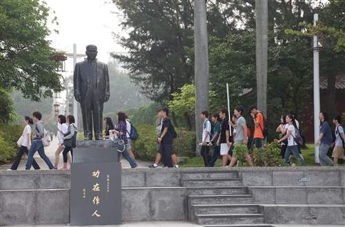 新淡江人登克難坡，100學年度新生開學典禮暨入學講習於淡水校園舉行。