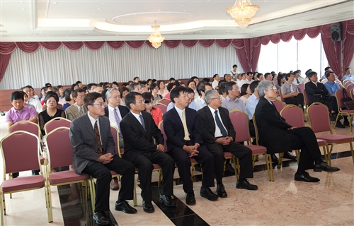 本校100學年度單位主管布達暨交接典禮在覺生國際會議廳舉行。