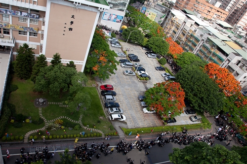 淡水校園舉行99學年度畢業典禮。