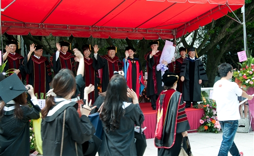 淡水校園舉行99學年度畢業典禮。