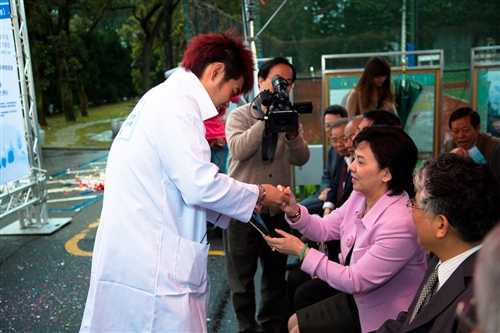 全國首部「行動化學館」巡迴車在本校啟用。