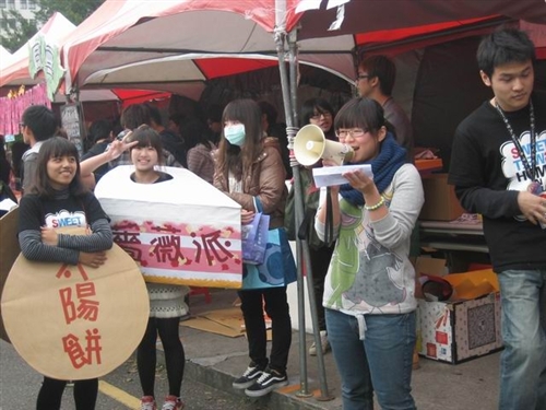 第8屆文化週「帶我去旅行」於本週在淡水校園海報街及黑天鵝展示廳熱鬧登場。