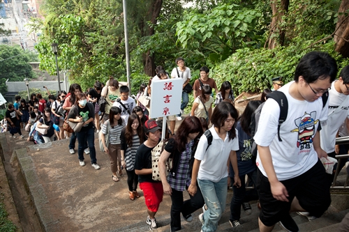 新淡江人登克難坡，100學年度新生開學典禮暨入學講習於淡水校園舉行。