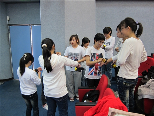 服務學習課程與社區相結合，宣導「交通安全」與「校園安全」。