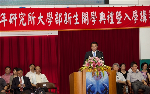 新淡江人登克難坡，100學年度新生開學典禮暨入學講習於淡水校園舉行。