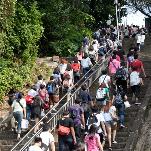 新淡江人登克難坡，100學年度新生開學典禮暨入學講習於淡水校園舉行。