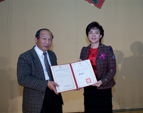 High到最高點：本校99年度歲末聯歡會在淡水校園熱鬧登場。