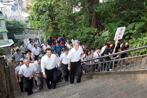 新淡江人登克難坡，100學年度新生開學典禮暨入學講習於淡水校園舉行。