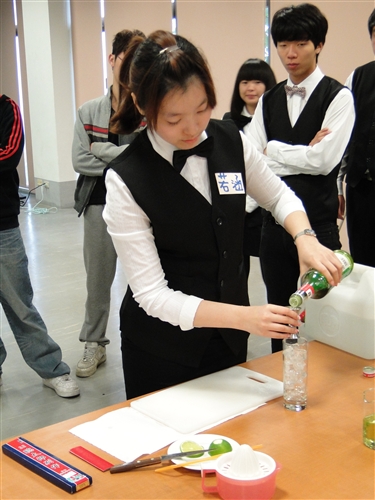 首屆旅遊與旅館管理學系飲品調製秀，展現專業水準。