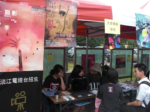 教務處舉辦首屆「2011大學甄選入學學系博覽會」，全方位服務考生。