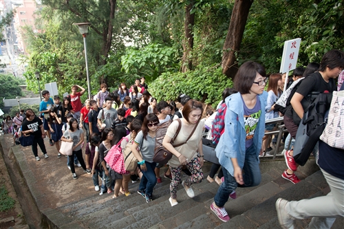 新淡江人登克難坡，100學年度新生開學典禮暨入學講習於淡水校園舉行。