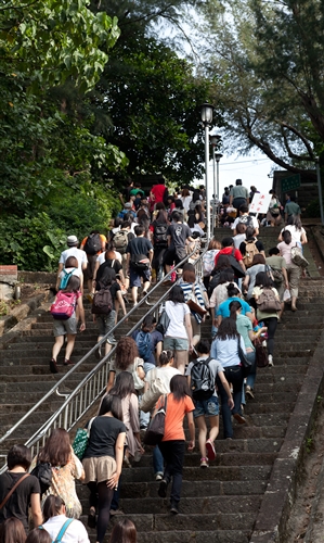 新淡江人登克難坡，100學年度新生開學典禮暨入學講習於淡水校園舉行。