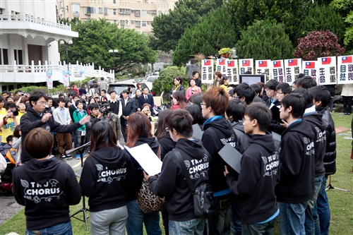 「日本甘巴嗲，淡江愛很大！」本校舉行關懷日本震災祝福音樂會。