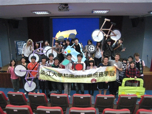 服務學習課程與社區相結合，宣導「交通安全」與「校園安全」。