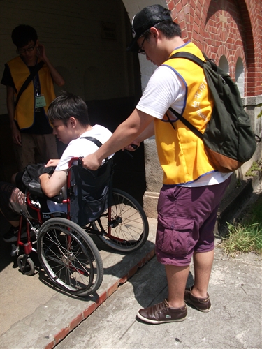 世界清潔日新生掃街、有愛無礙遊淡水。