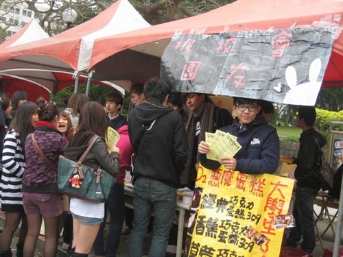 第8屆文化週「帶我去旅行」於本週在淡水校園海報街及黑天鵝展示廳熱鬧登場。