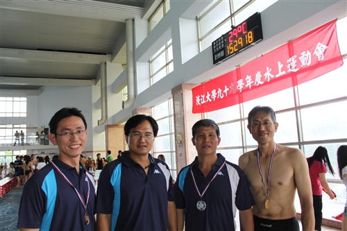 體育室舉辦「99學年度水上運動會」。