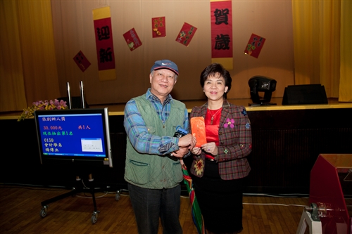 High到最高點：本校99年度歲末聯歡會在淡水校園熱鬧登場。