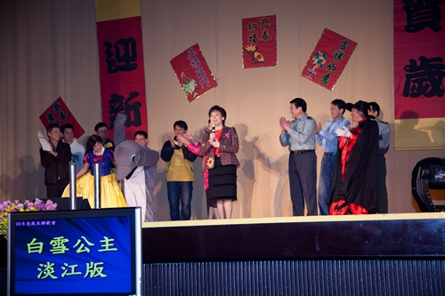 High到最高點：本校99年度歲末聯歡會在淡水校園熱鬧登場。