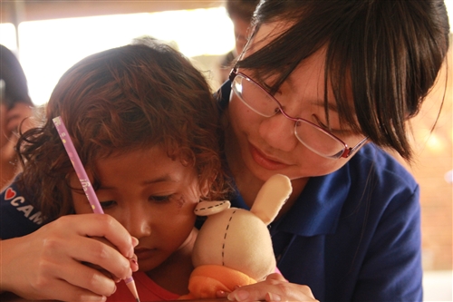 愛心無國界--本校柬埔寨服務學習團。