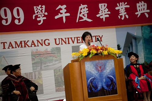 淡水校園舉行99學年度畢業典禮。
