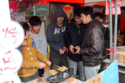 第8屆文化週「帶我去旅行」於本週在淡水校園海報街及黑天鵝展示廳熱鬧登場。