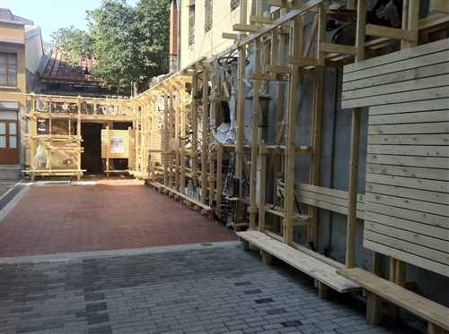 建築系師生在「URS127公店」以古物創作「視牆」，留下迪化街的歷史印記。