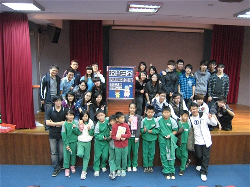 服務學習課程與社區相結合，宣導「交通安全」與「校園安全」。