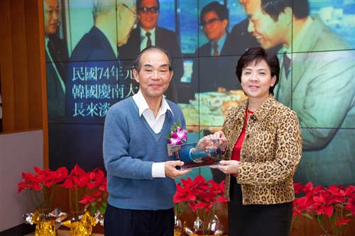 感謝與祝福，本校舉行99學年度第1學期榮退同仁歡送茶會。