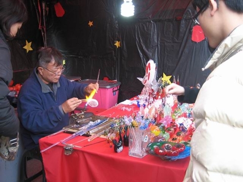 第8屆文化週「帶我去旅行」於本週在淡水校園海報街及黑天鵝展示廳熱鬧登場。