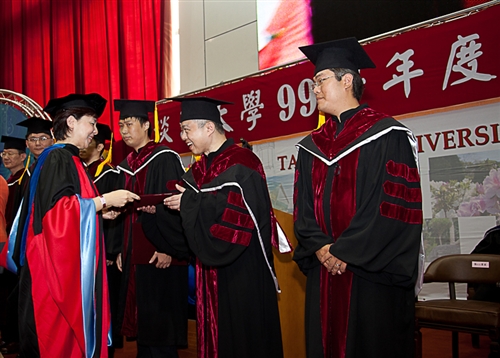 淡水校園舉行99學年度畢業典禮。