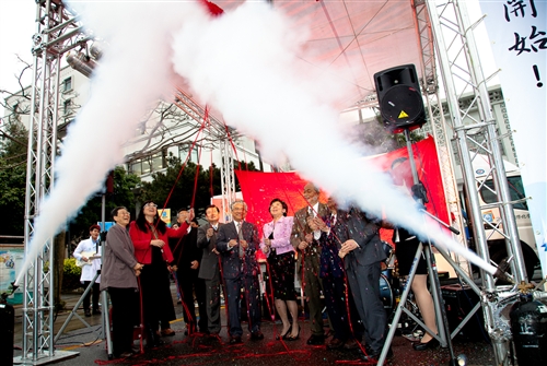 全國首部「行動化學館」巡迴車在本校啟用。