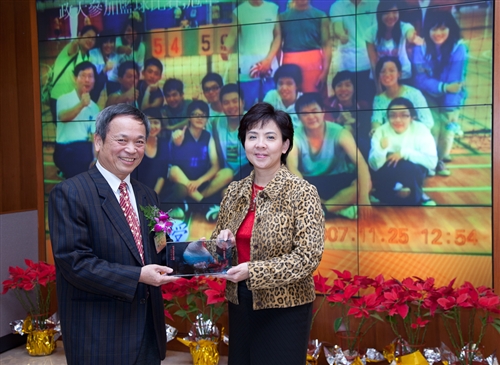 感謝與祝福，本校舉行99學年度第1學期榮退同仁歡送茶會。