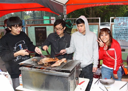 第8屆文化週「帶我去旅行」於本週在淡水校園海報街及黑天鵝展示廳熱鬧登場。