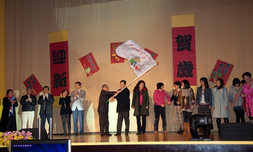 High到最高點：本校99年度歲末聯歡會在淡水校園熱鬧登場。