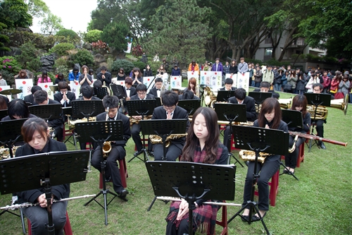 「日本甘巴嗲，淡江愛很大！」本校舉行關懷日本震災祝福音樂會。