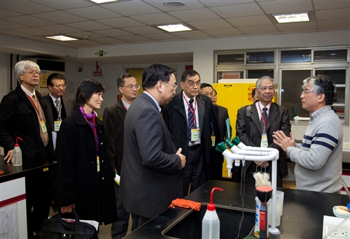 本校100年度校務自我評鑑，14位校外委員蒞校實地訪評。