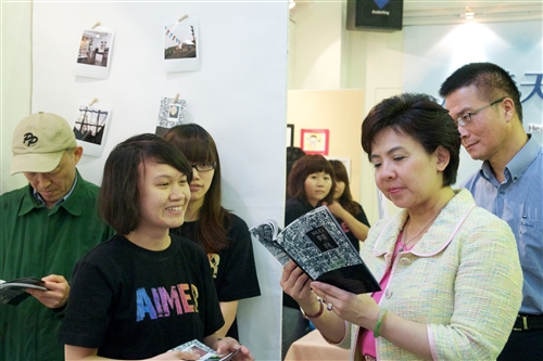 大傳系第25屆畢業成果展在黑天鵝展示廳展出。