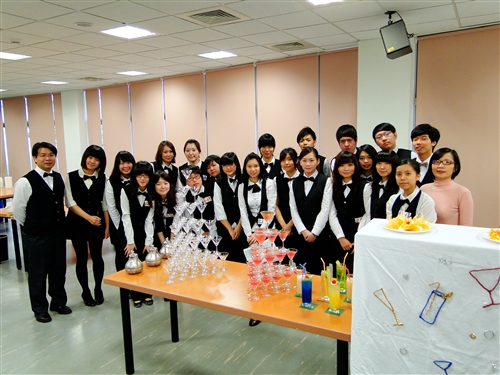 首屆旅遊與旅館管理學系飲品調製秀，展現專業水準。