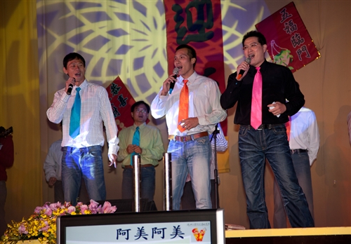 High到最高點：本校99年度歲末聯歡會在淡水校園熱鬧登場。