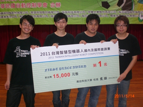 本校機器人再傳捷報，奪得「智慧型人形機器人體能全能賽」冠軍。
