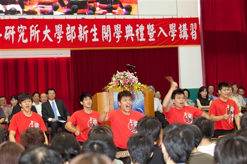 新淡江人登克難坡，100學年度新生開學典禮暨入學講習於淡水校園舉行。