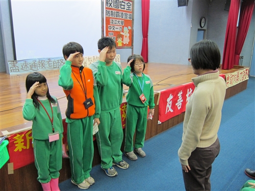 服務學習課程與社區相結合，宣導「交通安全」與「校園安全」。