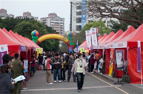 「舞動青春夢想起飛」校園系列徵才活動在本校起跑。