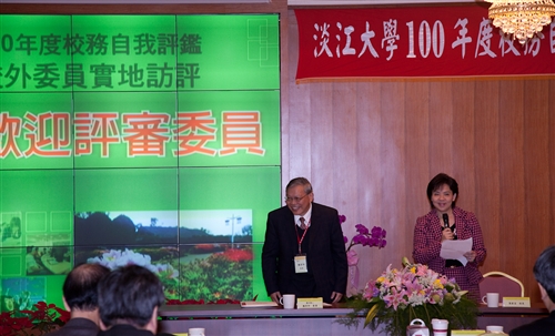 本校100年度校務自我評鑑，14位校外委員蒞校實地訪評。