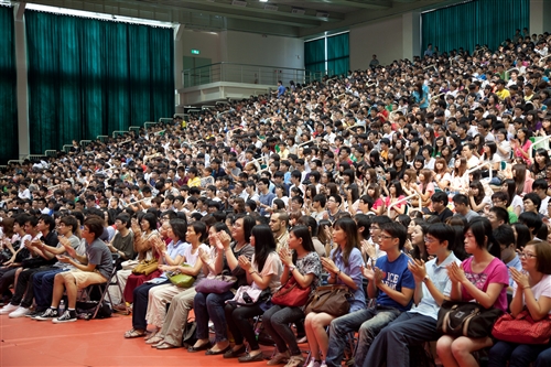 新淡江人登克難坡，100學年度新生開學典禮暨入學講習於淡水校園舉行。